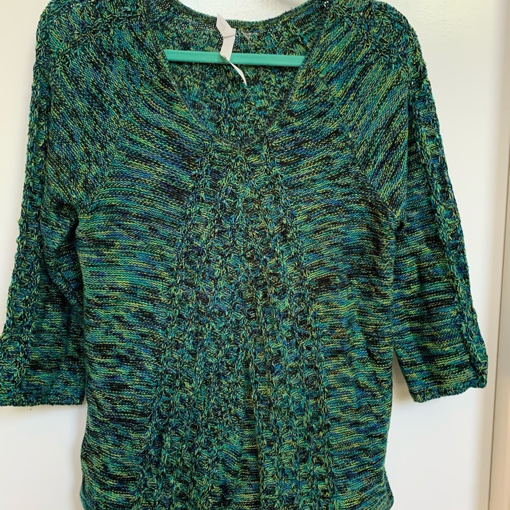 Colorful quarter sleeve sweater top.